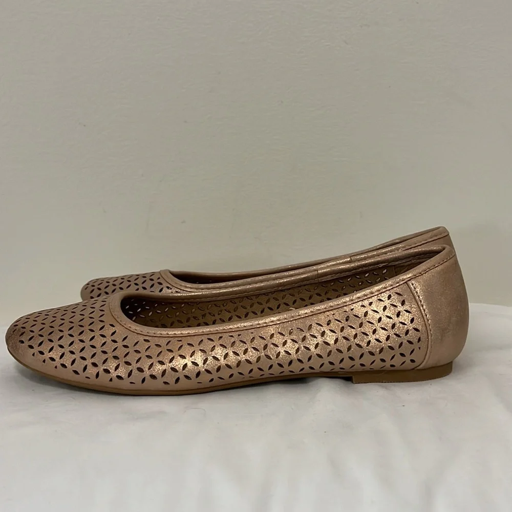 White mountain rose gold cut out detail flat in size 9